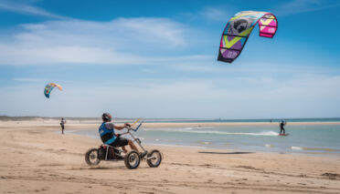 Exploring different types of traction kites and their uses 4 discover the various types of traction kites and learn about their specific uses, from kite surfing to landboarding and snowkiting.